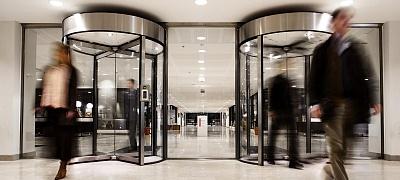Стандарты ИСО и BHMA повышают надёжность дверей и лифтов в многоэтажках 